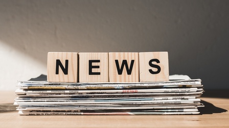 Vier Holzwürfel bilden den Schriftzug 