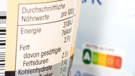 Tabelle von Nährwerten einer Produktverpackung