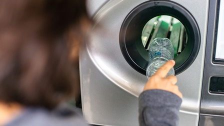 Rückgabe von einer Pfandflasche in einem Automaten, Konzept der Kreislaufwirtschaft