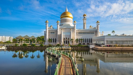 Ansicht der Omar Ali Saifuddien Moschee in Bandar Seri Begawan, goldene Kuppeln und Brücke, die über Gewässer führt