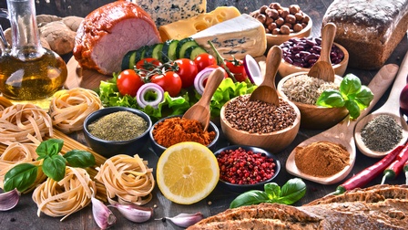 Verschiedene Lebensmittel nebeneinander drapiert