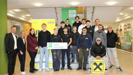 Vertriebsleiter Joachim Schwarz (l.), Kundenberaterin Anja Müllner (2. v. l.) und Versicherungsberater Michael Benedek von der Raiffeisenbezirksbank Oberwart eGen. (hinten r.)  mit den Teilnehmern des Lehrlingsworkshops in Oberwart.