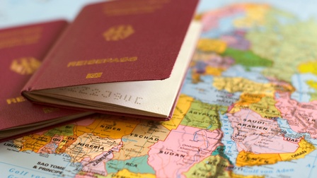 Detailansicht zweier EU-Reisepässe auf Landkarte liegend