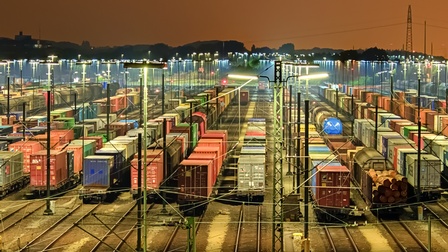 Güterbahnhof mit verschiedenen Containern