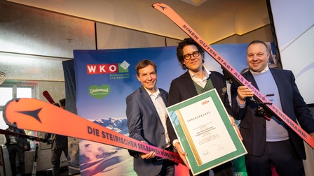 Käfer, Girardoni und Berchthaller (v.l.) mit Skiern und Urkunde