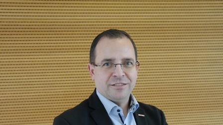 WK-Präsident Wirth mit Fußball