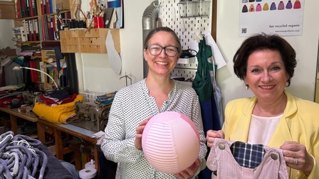 Margarete Kriz Zwittkovits und Anna Pollack in der Werkstatt