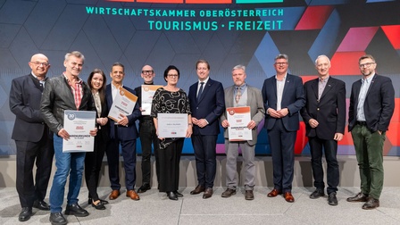 Spartenobmann Gerold Royda (von links), Helmut Pammer (Linz Stadt), WKOÖ-Vizepräsidentin Lisa Sigl, Mohamed El Meligy, Andreas Reingruber, Andrea Mayrhofer, Michael Nell, Thomas Wenzel, Sparten-Geschäftsführer Stefan Praher, Bezirksstellen-Obmann Linz-Stadt Klaus Schobesberger und Bezirksstellenleiter Peter Polgar. 