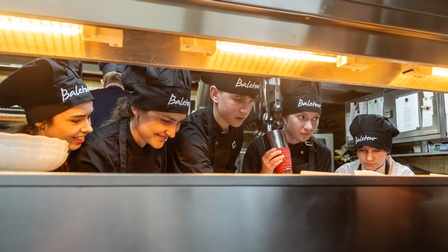 Einen Tag lang führten die Schülerinnen und Schüler das Wiaz'Haus Dinghofer in Wartberg komplett eigenständig – vom Einkauf über die Küche bis hin zum Service. 
