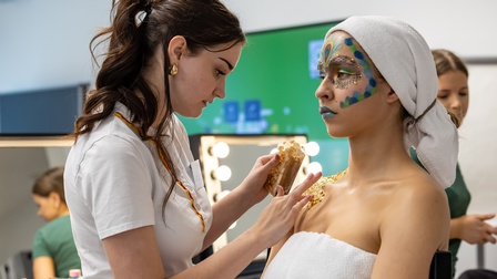 Beim Fantasie-Make-up musste unter anderem eine Brille geschminkt werden. 