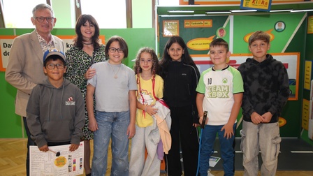 Bernhard Stranzl, Nadja Elmer mit Schülerinnen und Schülern