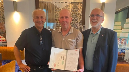 Baumeister Hermann Hums, Stefan Bartalos mit Urkunde, Bezirksstellenleiter Thomas Petzel 