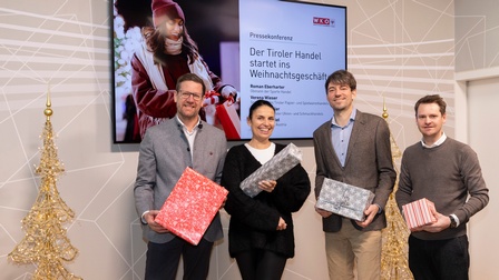 Blicken mit Vorfreude auf das bevorstehenden Weihnachtsgeschäft (v.l.): Spartenobmann Roman Eberharter, Verena Wieser (Sprecherin Papier- und Spielwarenhandel), Wolfgang Ziniel (KMU Forschung Austria) und Gabriel Winkler (Sprecher Uhren- und Schmuckhandel). 