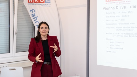 Vortragende spricht im Tagungssaal