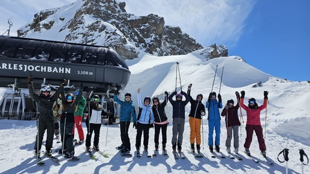 Gruppenbild im Schnee vor Bergkulisse