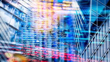 Programmiercode cor Bürogebäuden mit Glasfenstern