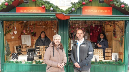 Melanie Eckhardt (Obfrau des burgenländischen Markthandels) und Benjamin Fink (Vorsitzender der Fachvertretung des Kunsthandwerks) vor dem Stand von Priscilla Otero Crisanto (l.) und Luz Crisanto Calle de Feymann am Eisenstädter Christkindlmarkt 