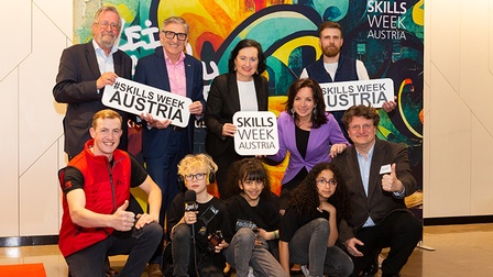 Gruppe mehrerer Personen, wovon einige Schilder mit Schriftzug Skills Week Austria in Händen halten