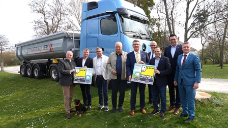 KommR Arthur Waniek (Fachgruppenobmann-Stv. Wien), KommR Bruno Urschitz (Fachgruppenobmann Kärnten), Rudolf Pallisch (Fachgruppenobmann-Stv.), KommR Hans Dieter Buchinger (Spartenobmann), Roman Eder (Fachgruppenobmann), Armin Manutscheri (Fachverbandsgeschäftsführer), Mst. Andreas Wirth (Wirtschaftskammerpräsident), Markus Fischer (Fachverbandsobmann) und Bernhard Dillhof (Fachgruppengeschäftsführer) (v. l.) <br />
