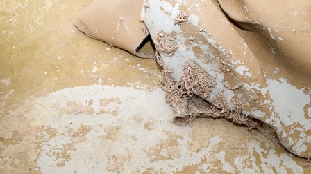 Klebstoffreste unter abgezogenem Teppichboden