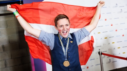 Sieger Florian Gruber mit Österreich-Flagge
