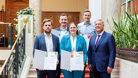 v.l.: Kevin Bauer-Hentschke (Wohnio GmbH), Selmir Ahmic (Mass Tech Innovations GmbH), Natascha Missbach (nagene GmbH), Nikolas Wageneder (Nejo FlexCo), Walter Ruck (Präsident WK Wien) 
