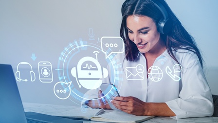 Person mit Kopfhörern blickt lächelnd auf Handy, Bild-Overlay einer Illustration eines Roboterkopfes mit Sprechblasen und andere Symbolden