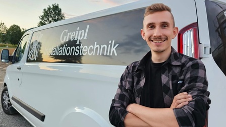 Markus Greipl vor Firmenauto