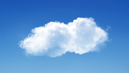 Weiße Wolke vor blauem Himmel