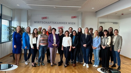 Frauen-Gruppenbild vor Wand mit 