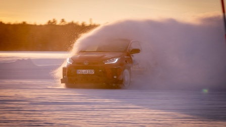 Auto driftet in der Dämmerung auf einem vereisten See