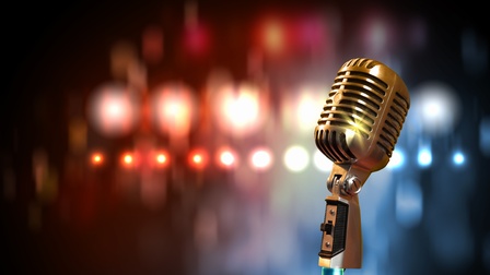 Nahaufnahme eines Mikrofons vor einem Hintergrund in der Unschärfe