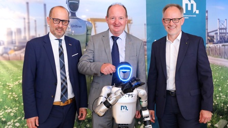 Herbert Ritter, Helmut Röck und Udo Traussnigg mit einem humanoiden Roboter