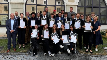 Gruppenfoto mit Abschlusszeugnissen