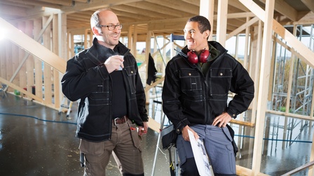 Tischler machen Pause auf einer Baustelle