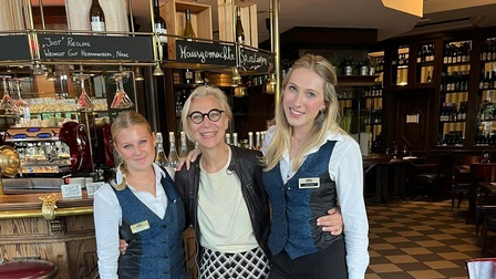 Franziska (Kolleg 2) und Anna (4C) betreuten Gäste im 5-Sterne-Hotel Ahlbecker Hof. 