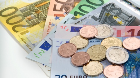 Euroscheine und Euromünzen