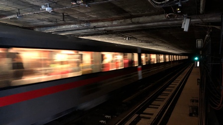 Eine fahrende U-Bahn