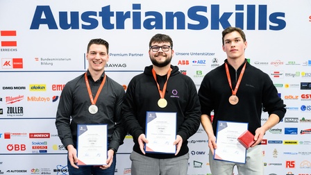 Wiener Fachkräfte zeigen erneut Spitzenkompetenz bei den Staatsmeisterschaften der Berufe: Staatsmeister Tarik Begeta im Bereich IT-Netzwerk- und Systemadministration, begleitet von seinen HTL Rennweg-Kollegen Gabriel Vogler (li.) auf dem zweiten Platz und David Brandstetter (re.)auf dem dritten Platz. 