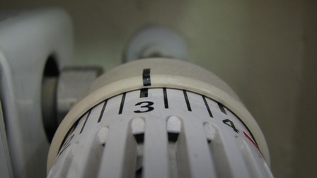 Nahaufnahme eines Temperaturreglers von einer Heizung