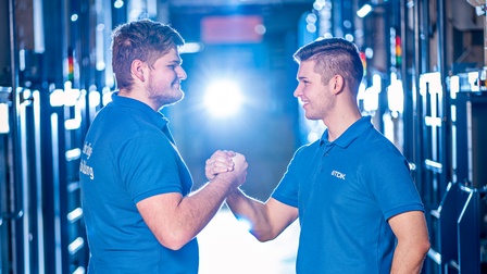 Zwei Lehrlinge von TDK Electronics Deutschlandsberg, die sich per Handschlag begrüßen