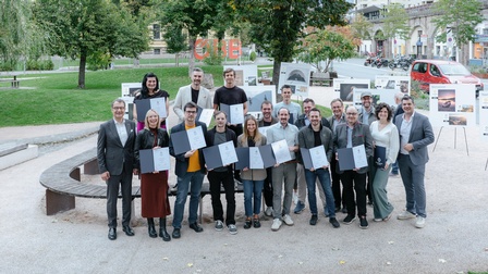 Landesinnungsmeister Klaus Maislinger (ganz rechts) und Vizepräsident der WK Tirol Martin Wetscher (ganz links) mit den Preisträger:innen. 