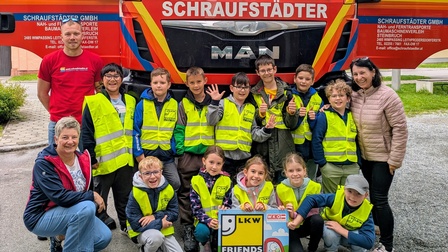 Lkw-Lenker Benedek Szöllösi, Schulassistentin Karin Regel und Klassenlehrerin Ingrid Landl (r.) mit den Kindern der 3a Klasse der Volksschule Wimpassing