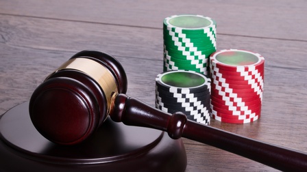 Richterhammer mit Jetons