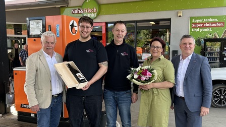 Regionalstellenobmann KommR Stefan Kneisz, Marvin Loibl, Gottfried Loibl, Fachgruppenobfrau Tanja Stöckl und Spartengeschäftsführer Bernhard Dillhof (v. l.). 