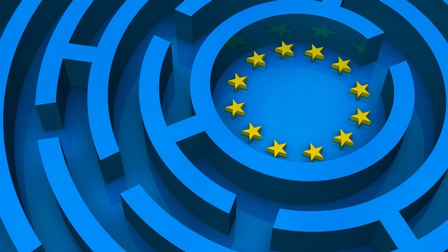 Grafik eines blauen Labyrinths. In der Mitte ist ein Kreis. In dem Kreis ist ein Kreis aus gelben Sternen