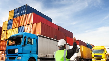 Container, LKW und Mitarbeiter