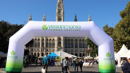 Veganmania am Rathausplatz mit Besucher:innen