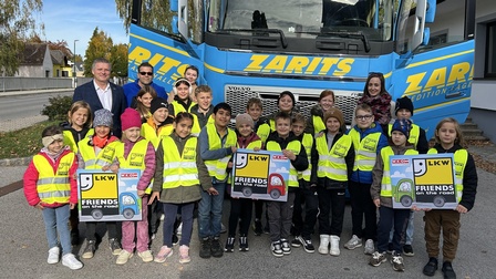 Spartengeschäftsführer Bernhard Dillhof, Lkw-Lenker Dietmar Grafl und die Klassenlehrerinnen Dagmar Granabetter und Barbara Kirschberger mit den Kindern der Volksschule Antau 
