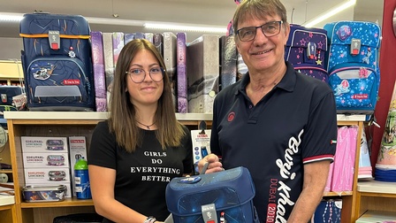 KommR Gunter Drexler, Obmann des Landesgremiums Papier- und Spielwarenhandel mit Mitarbeiterin 